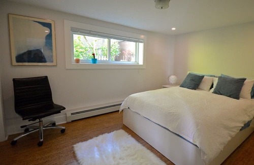 Grandview-Woodland House | Bright and Stylish Two Bedroom