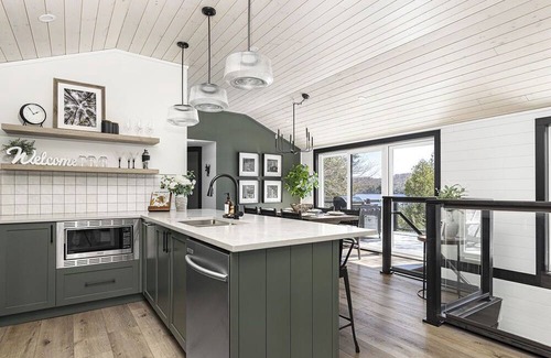 Utterson Cottage | Lakeside Muskoka Haven! Premier Luxury Cottage with Sauna & Muskoka Room