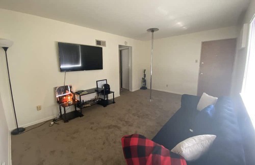 Florissant Apartment | Quiet cozy apartment right off the highway! Next to 3 shopping plaza’s!