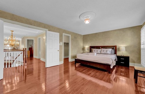 East Credit House | Homey Queen Retreat with Kitchen & Living Room