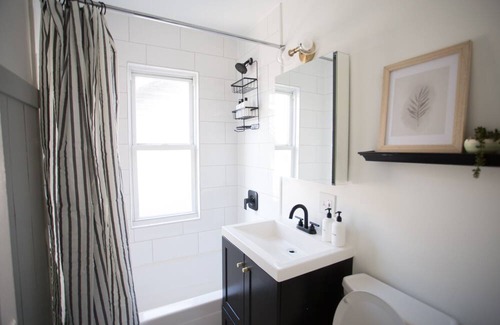 Avondale Apartment | Bright 3BR APT close to O'hare and 15 minutes to City center + O'Hare