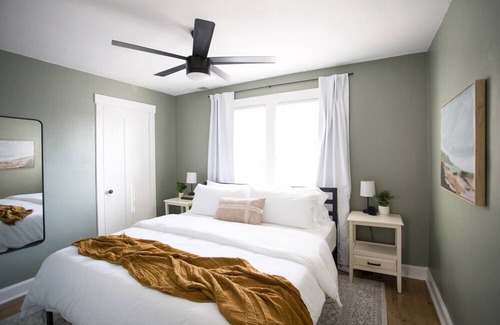 Avondale Apartment | Bright 3BR APT close to O'hare and 15 minutes to City center + O'Hare