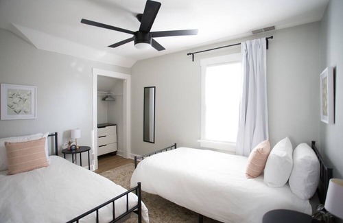 Avondale Apartment | Bright 3BR APT close to O'hare and 15 minutes to City center + O'Hare