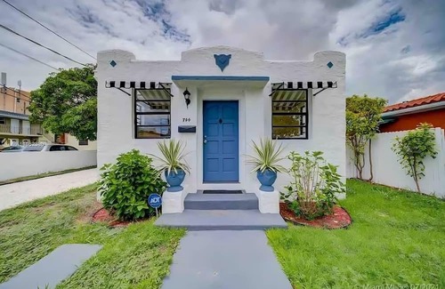 West Little Havana House | Private room near to Miami Airport - Free Parking