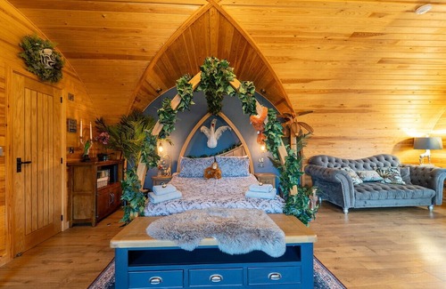 Clitheroe Cabin | Tranquil Luxury: Hot Tub, Firepit, & undercover patio