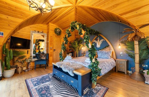 Clitheroe Cabin | Tranquil Luxury: Hot Tub, Firepit, & undercover patio