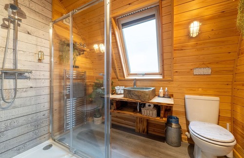 Clitheroe Cabin | Tranquil Luxury: Hot Tub, Firepit, & undercover patio