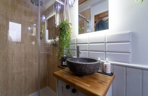 Clitheroe Cabin | Tranquil Luxury: Hot Tub, Firepit, & star galzing window