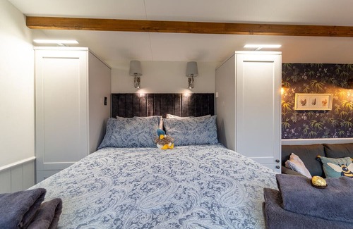 Clitheroe Cabin | Tranquil Luxury: Hot Tub, Firepit, & star galzing window