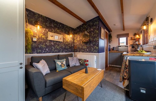 Clitheroe Cabin | Tranquil Luxury: Hot Tub, Firepit, & star galzing window