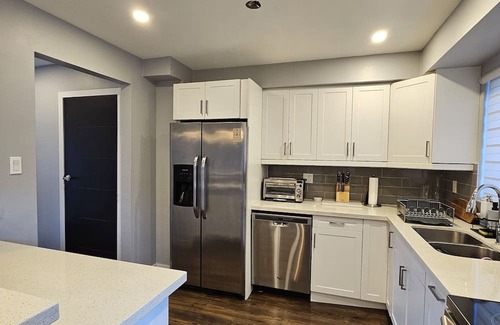 Clarkson-Lorne Park House | Modern 3 bedroom Townhouse minutes from the Lake in Port Credit!
