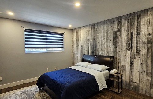 Clarkson-Lorne Park House | Modern 3 bedroom Townhouse minutes from the Lake in Port Credit!
