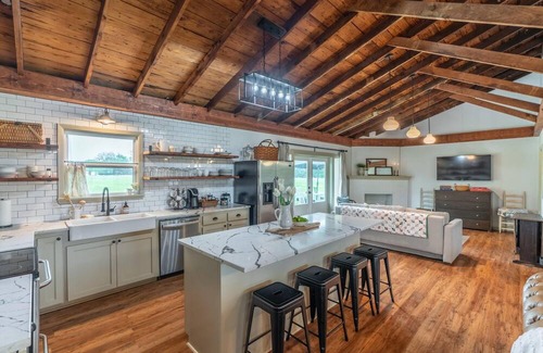 Greenville Cottage | Family Farmhouse Situated on 6 acres