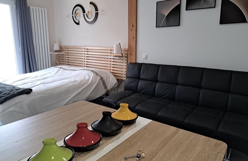 Pouilly-les-Nonains Bed & Breakfast | GINGKO room with kitchen, bathroom, WC and exterior