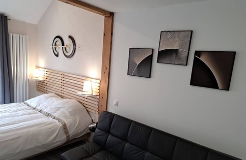 Pouilly-les-Nonains Bed & Breakfast | GINGKO room with kitchen, bathroom, WC and exterior