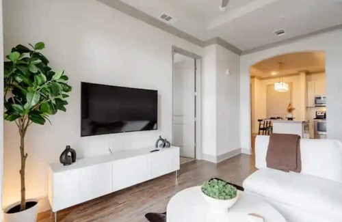 Lindridge-Martin Manor Apartment | Modern Buckhead condo