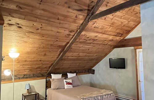 Alfred Other | Charming Farm House "Roxy's Place" near lakes&beaches, Hot Tub Retreat!