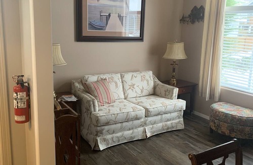 Port Hardy Apartment | Crazy Crow B & B , Private deck, short walk to ocean, near restaurants /shopping