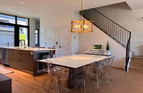 Okanagan-Similkameen House | Relax on the rooftop patio while looking at Lake Okanagan