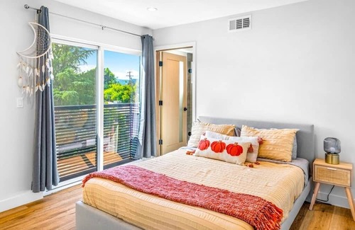 Sherman Oaks Apartment | Gated Spacious Townhouse In Prime location