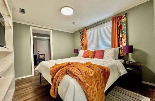 Reservoir House | Near it all! 2700 SqFt 1-level w/4 Comfy Kings!