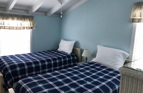 Stone Harbor Cottage | This home is situated close to the Bird Sanctuary, Clarke's Market and a seafood market and breakfast eatery. Just a quick walk to the beach.