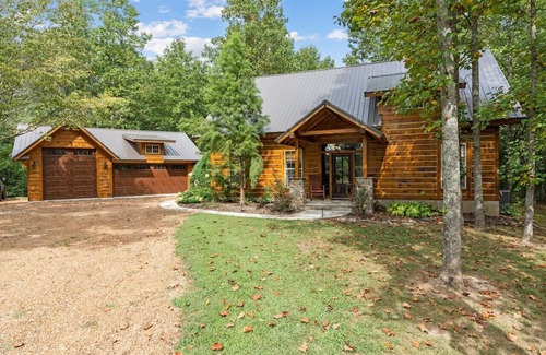 Fairview Cabin | Whispering Woods Lodge: 3BR*Pool Table*7 Acres*