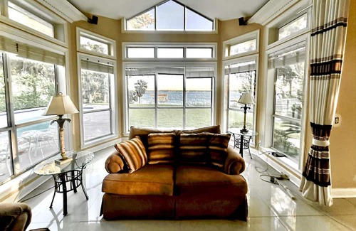 Orange Park House | Explorer Queen Room on Doctors Lake
