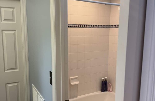 Orange Park House | Explorer Queen Room on Doctors Lake
