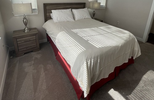 Carmel Apartment | Carmel BEAUTY! Hardwood Floors. Full kitchen. Washer/Dryer.