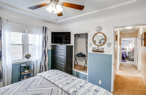 Harbor Gateway North House | Stylish Los Angeles Bungalow - 7 Mi to USC!