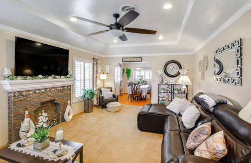 Harbor Gateway North House | Stylish Los Angeles Bungalow - 7 Mi to USC!