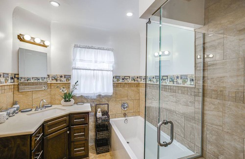 Harbor Gateway North House | Stylish Los Angeles Bungalow - 7 Mi to USC!
