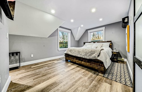 Greenwood House | Newly built luxury home on 15 acres with hot tub, firepit & gourmet kitchen