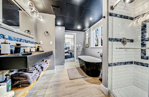 Greenwood House | Newly built luxury home on 15 acres with hot tub, firepit & gourmet kitchen