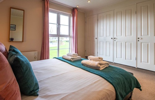South Cerney Cottage | A new england lakeside lodge that sleeps 6 guests in 3 bedrooms