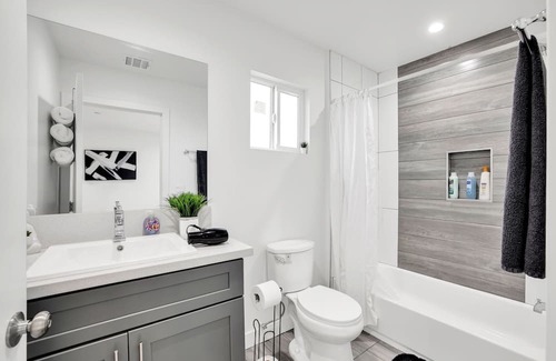 East Hollywood House | Hollywood Haven with Griffith Observatory & Hollywood Sign View