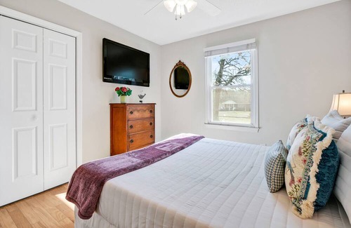 Myrtle Grove House | Golden Retreat 3Br/2Bath near Carolina Beach and parks!