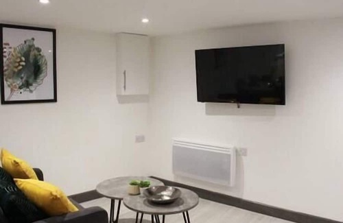 Hillsborough Apartment | Cosy 1 Bed Retreat - Free On Street Parking