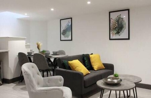 Hillsborough Apartment | Cosy 1 Bed Retreat - Free On Street Parking