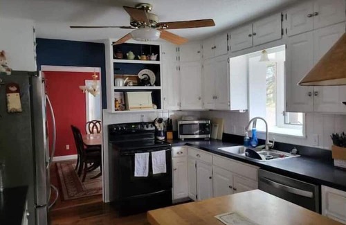 Cape Girardeau House | Comfortable family home for 12+ with chair lifts
