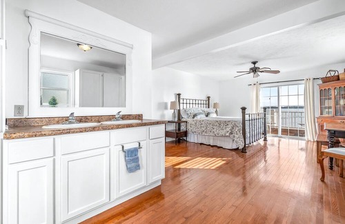 Coldwater Cottage | NEW- Pearl Beach Lakefront, Gorgeous View & Sandy Beach - Perfect for Gatherings