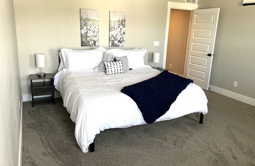 Ammon House | Brand New Ammon 4 Bedroom Townhouse--Clean and Fresh linens, Stocked Kitchen