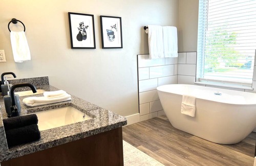 Ammon House | Amazing Ammon 3 Bedroom+ Loft Townhome: Close to shopping and restaurants