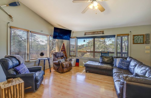 Sevierville House | Lakefront Sevierville Home w/ Private Dock!