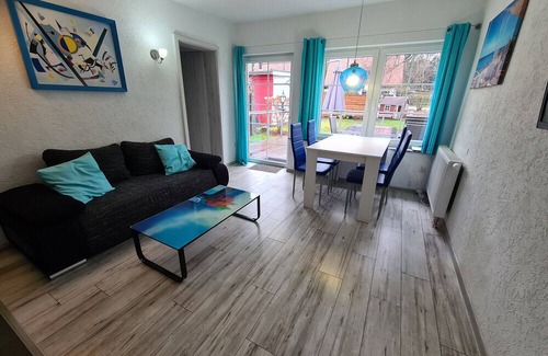 Joachimsthal House | Holiday Home 'Bungalow Blau 2 Schlafzimmer' with Private Terrace, Shared Garden and Wi-Fi