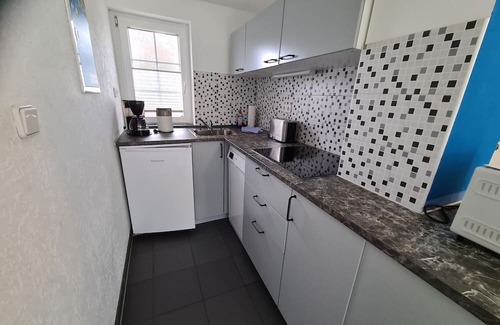 Joachimsthal House | Holiday Home 'Bungalow Blau 2 Schlafzimmer' with Private Terrace, Shared Garden and Wi-Fi