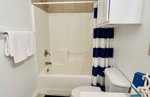 Corpus Christi House | Breezeway Upscale 3 Bedroom Close to Beach Townhouse with Garage/Pool sleeps 8