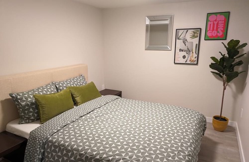 New Westminster House | Courtside Charm-A lively and entertaining getaway just minutes off the highway!