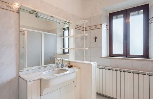 Borgo a Mozzano House | Holiday Home 'Casa Delle Rose' with Mountain View, Private Terrace and Wi-Fi